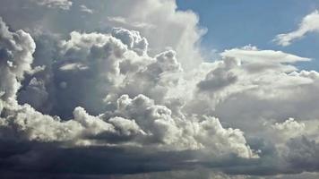 ljus stackmoln regn moln rör på sig på de himmel video