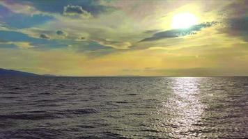 Sol miljö reflexion på molnig marinmålning video