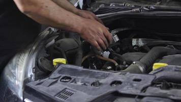 mantenimiento y reparar de antiguo coche motor en el reparar tienda video