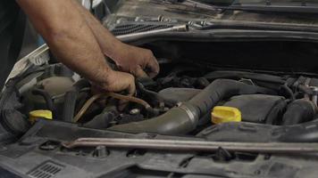 Instandhaltung und Reparatur von alt Auto Motor im das Reparatur Geschäft video