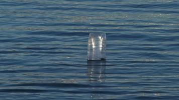 Plastik Flasche geworfen im Blau Meer Wasser Welle video