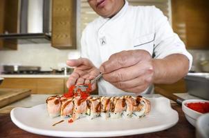 chef preparando sushi foto