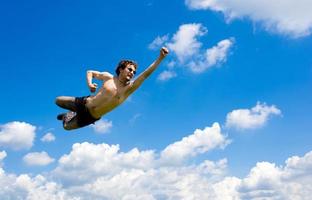 el loco volador hombre en nubes foto