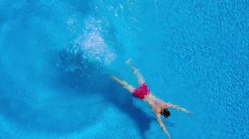 Draufsicht von ein Drohne Über das Oberfläche von das Schwimmbad video