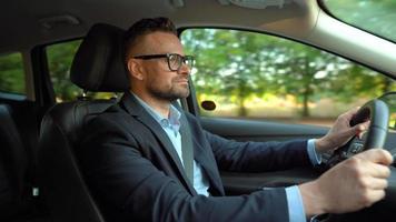 Mens het rijden een auto Aan de weg in zonnig weer en verliezende controle gedurende de rijden. visie van achter de bestuurder video