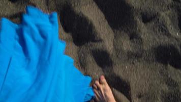 Haut vue de couple ambulant ensemble à le noir volcanique le sable à océan plage video