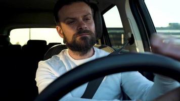 hombre es estacionamiento un coche en un estacionamiento lote al aire libre a puesta de sol video