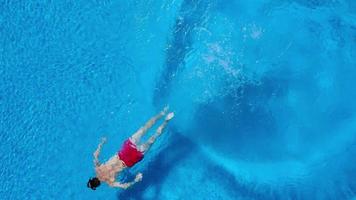 vista dall'alto a partire dal un' fuco al di sopra di il superficie di il piscina video