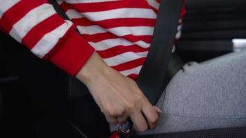 mujer fijación coche la seguridad asiento cinturón mientras sentado dentro de vehículo antes de conducción video