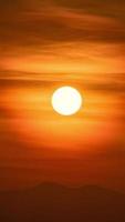 timelapse di alba drammatica con cielo arancione in una giornata di sole. video