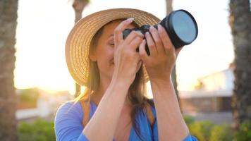 fotógrafo turista mujer tomando fotos con cámara en un hermosa tropical paisaje a puesta de sol video