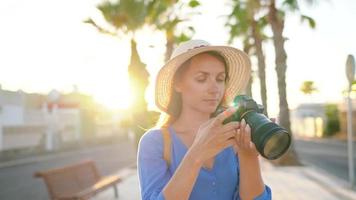 fotograf turist kvinna tar foton med kamera i en skön tropisk landskap på solnedgång video