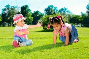 dos pequeño muchachas en el campo foto