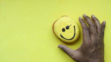 participación un sonrisa cara diseño rosquillas en contra amarillo antecedentes video