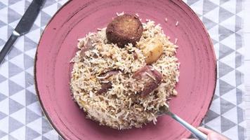 lamm biryani måltid i en tallrik på tabell video