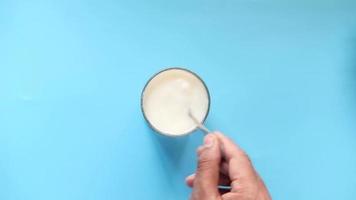 langzaam beweging van roeren melk met een lepel top visie video