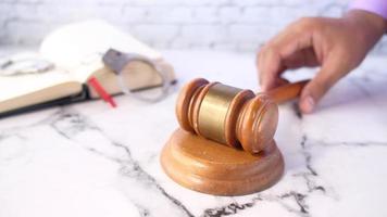 top view of a persons hand striking the gavel video