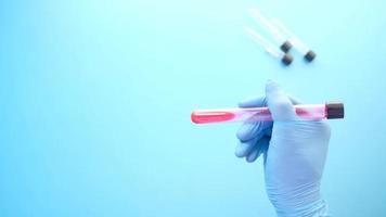 laboratorium technicus hand met bloed reageerbuis video