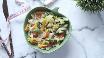 Vue de dessus de la salade grecque dans un bol sur la table video