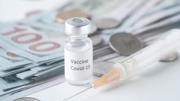 Gesundheitskostenkonzept mit US-Dollar, Impfstoff und Pillen video