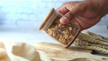 hand- plukken een pot van muesli moslim video