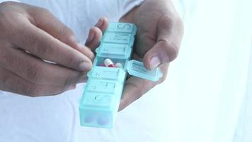 close-up da mão do homem tomando comprimidos da caixa de comprimidos video