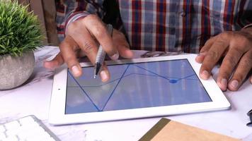 jung Mann Hand Analysieren Diagramm auf Digital Tablette video