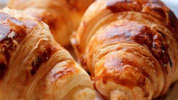 fresco cozido croissant em prato com cópia de espaço . Alto qualidade foto video