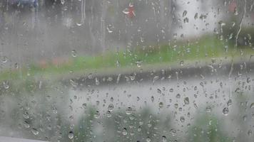 regen druppels Aan een auto venster , regenachtig dag video