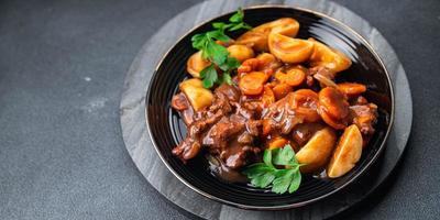 carne de vaca Bourguignon estofado carne de vaca plato comida comida bocadillo en el mesa Copiar espacio comida antecedentes rústico parte superior ver foto