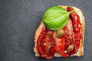 secado al sol tomate Bruschetta sano comida comida bocadillo en el mesa Copiar espacio comida antecedentes rústico parte superior ver ceto o paleo dieta vegetariano vegano o vegetariano comida foto