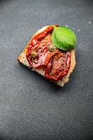 secado al sol tomate Bruschetta sano comida comida bocadillo en el mesa Copiar espacio comida antecedentes rústico parte superior ver ceto o paleo dieta vegetariano vegano o vegetariano comida foto