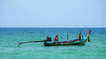 phuket, Thailand november 26, 2018 - lange staart boot in de buurt Karon strand, phuket eiland. video
