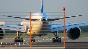 Düsseldorf, Alemanha Julho 21, 2017 - ana boeing 787 delineador dentro Estrela guerras libré esperando às começar posição antes partida. düsseldorf aeroporto, Alemanha video