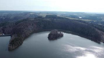 aéreo Visão do barragem perto a Cidade do segundo, tcheco república. video