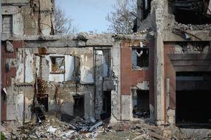 destruido administrativo edificio en Ucrania, abril 2023 foto