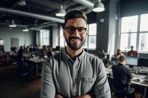 ai generativo retrato de sonriente empresario en pie con brazos cruzado en creativo oficina. foto