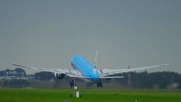 amsterdam, de nederländerna juli 25, 2017 - klm kunglig dutch flygbolag boeing 777 ph bvo avresa på bana polderbaan 36l innan avresa, shiphol flygplats, amsterdam, holland video