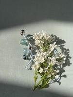 blanco lila flores con rosario foto