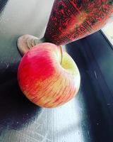 rojo manzana en el de madera mesa foto