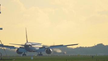 amsterdam, il Olanda luglio 25, 2017 - Jet airways boeing 777 vt jeq frenata dopo atterraggio a pista di decollo 06 kaagbaan a Alba, lento movimento. nave aeroporto, amsterdam, Olanda video