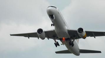 Amsterdam, de Nederland juli 25, 2017 - ijslandlucht boeing 757 nemen uit Bij polderbaan 36l, schiphol luchthaven, Amsterdam, Holland video