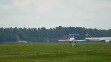 amsterdam, de nederländerna juli 25, 2017 - massa putsa flygbolag bombardier crj 900 es enligt accelerera innan ta av på polderbaan 36l, shiphol flygplats, amsterdam, holland video