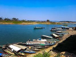 barcos son atracado en un lago con montañas en el antecedentes. foto