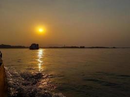 puesta de sol en el rojo mar en Bangladesh foto