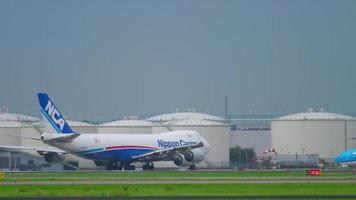 AMSTERDAM, THE NETHERLANDS JULY 27, 2017 - Nippon Cargo Boeing 747 JA14KZ before departure at runway 24 Kaagbaan. Shiphol Airport, Amsterdam, Holland video