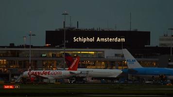 amsterdã, holanda, 27 de julho de 2017 - aviões easyjet, delta e klm royal holandesa airlines, amanhecer, aeroporto de shiphol, amsterdã, holanda video