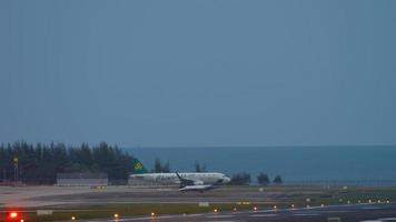 phuket, thailand 26 november 2017 - airbus a320 taxiing före avgång, phuket internationella flygplats video