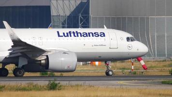 frankfurt am main, deutschland 19. juli 2017 - lufthansa airbus a320neo d aine turn zum start vor dem abflug auf der landebahn 18. fraport, frankfurt, deutschland video