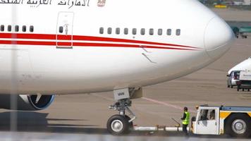 dusseldorf, allemagne 22 juillet 2017 - émirats arabes unis vol royal boeing 747 a6 mmm remorquage avant le départ. aéroport de Düsseldorf video